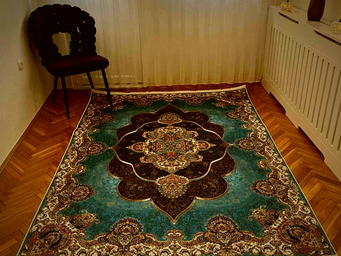 Isti tepih pod toplim svjetlom lampe
